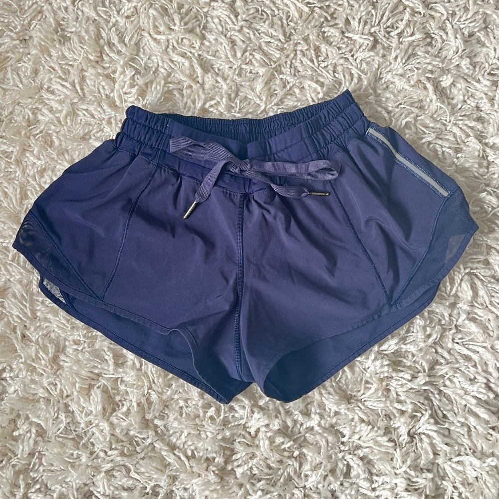 LIKE NEW Size 4 Lululemon 2.5” Navy Blue Hotty Hot short  *DISCONTINUED STYLE*